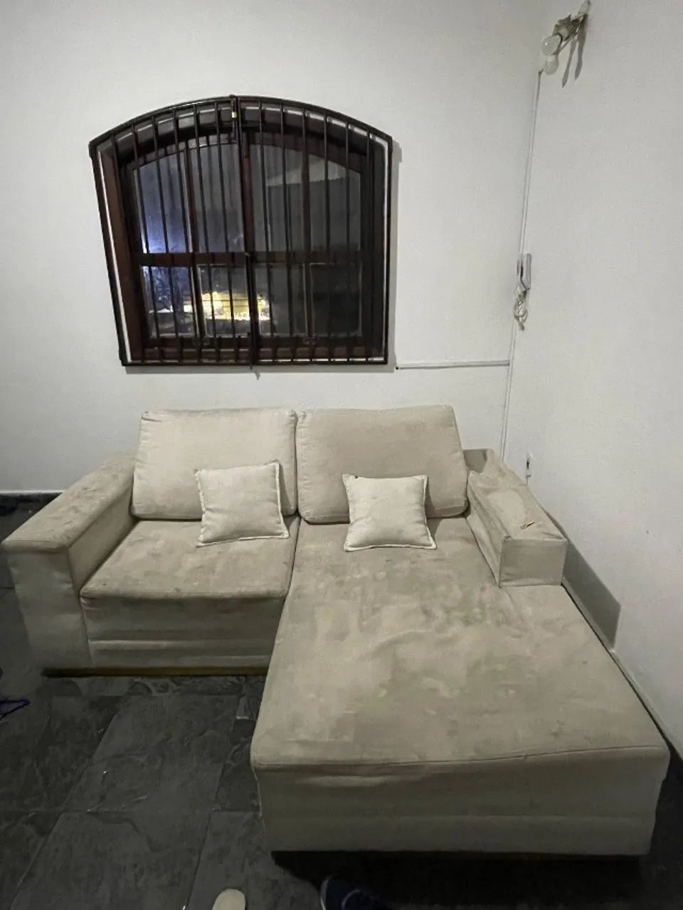 Sofá em L de linho + painel de TV