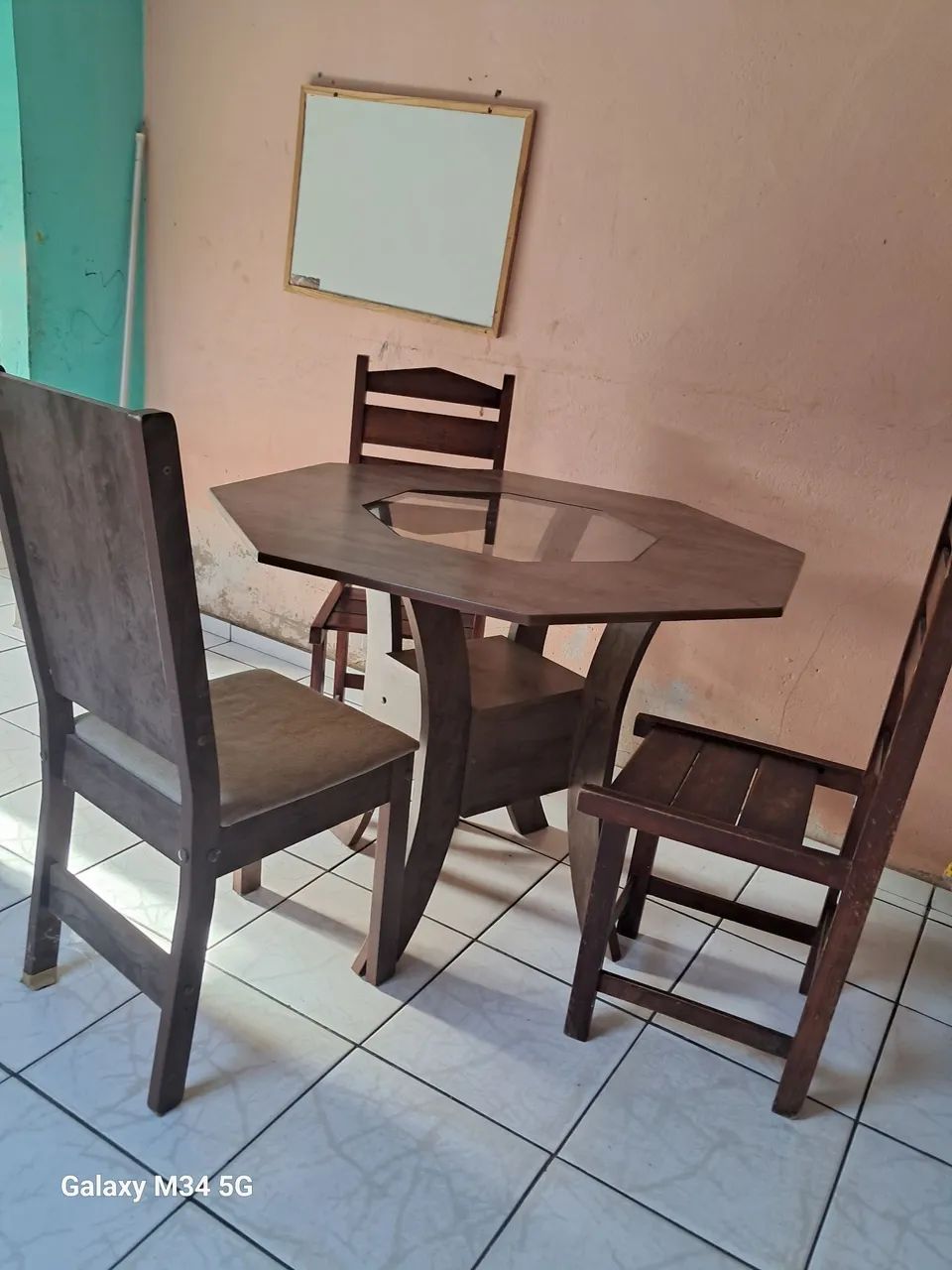 Mesa de sala com 2cadeira.