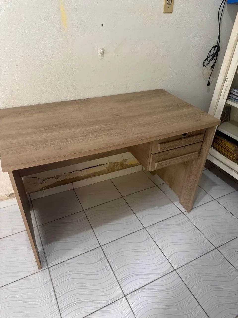 VENDO MESA PARA ESTUDO COM DUAS GAVETAS - Foto 2