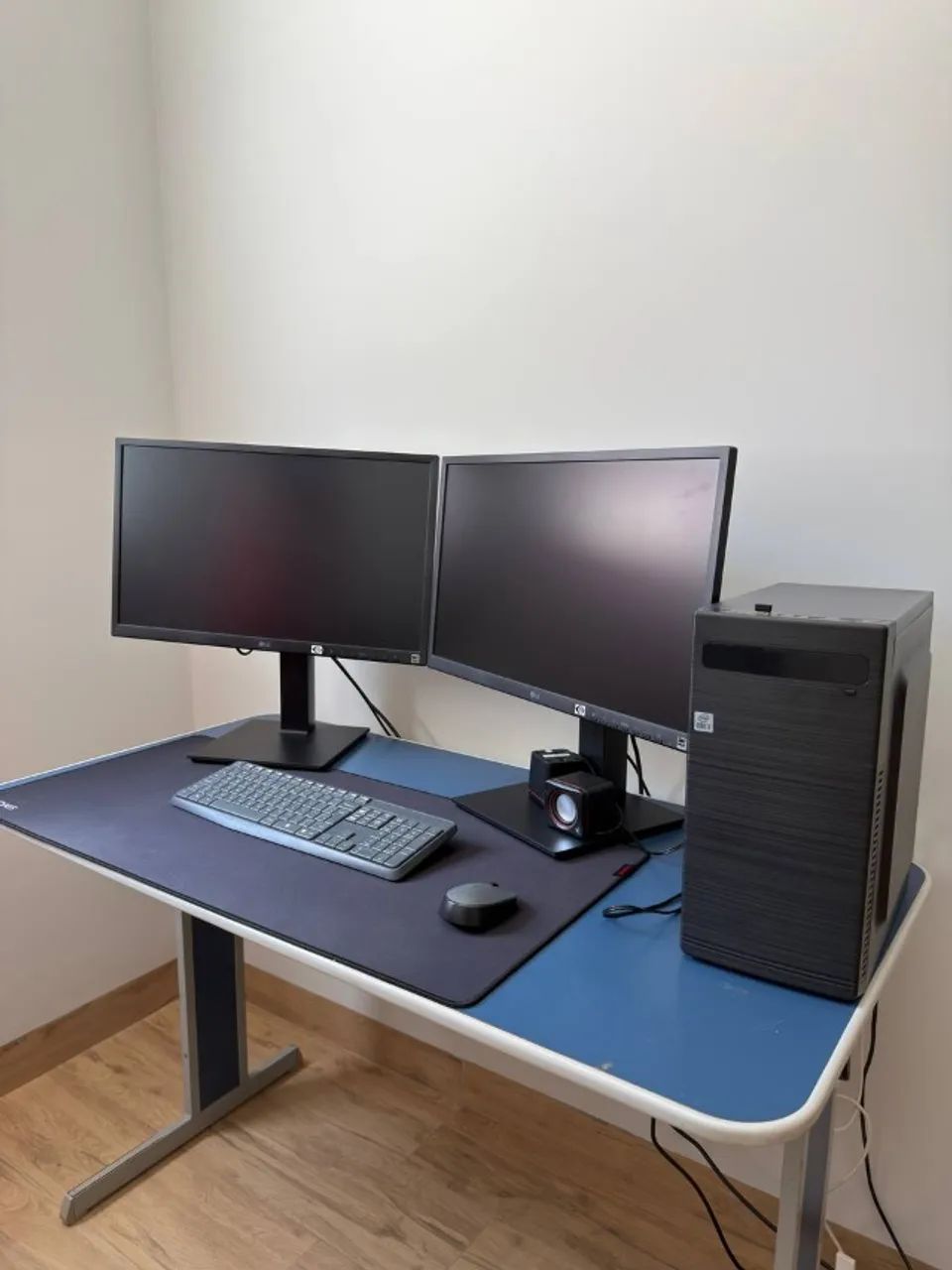 Vendo computador completo, duas telas, pouco tempo de uso.