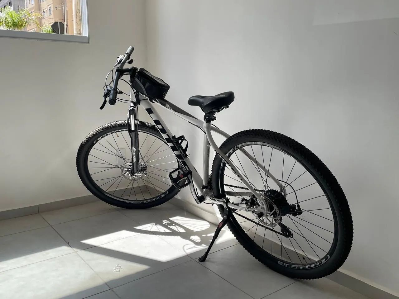 Bicicleta Lotus Branca