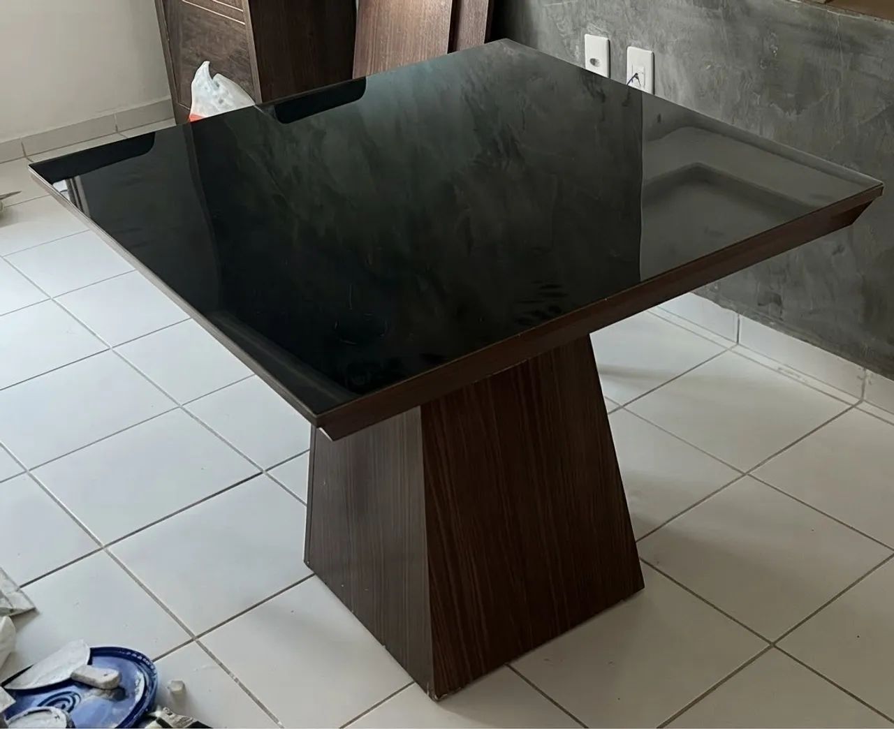 Mesa de Jantar com Tampo de Madeira e Vidro