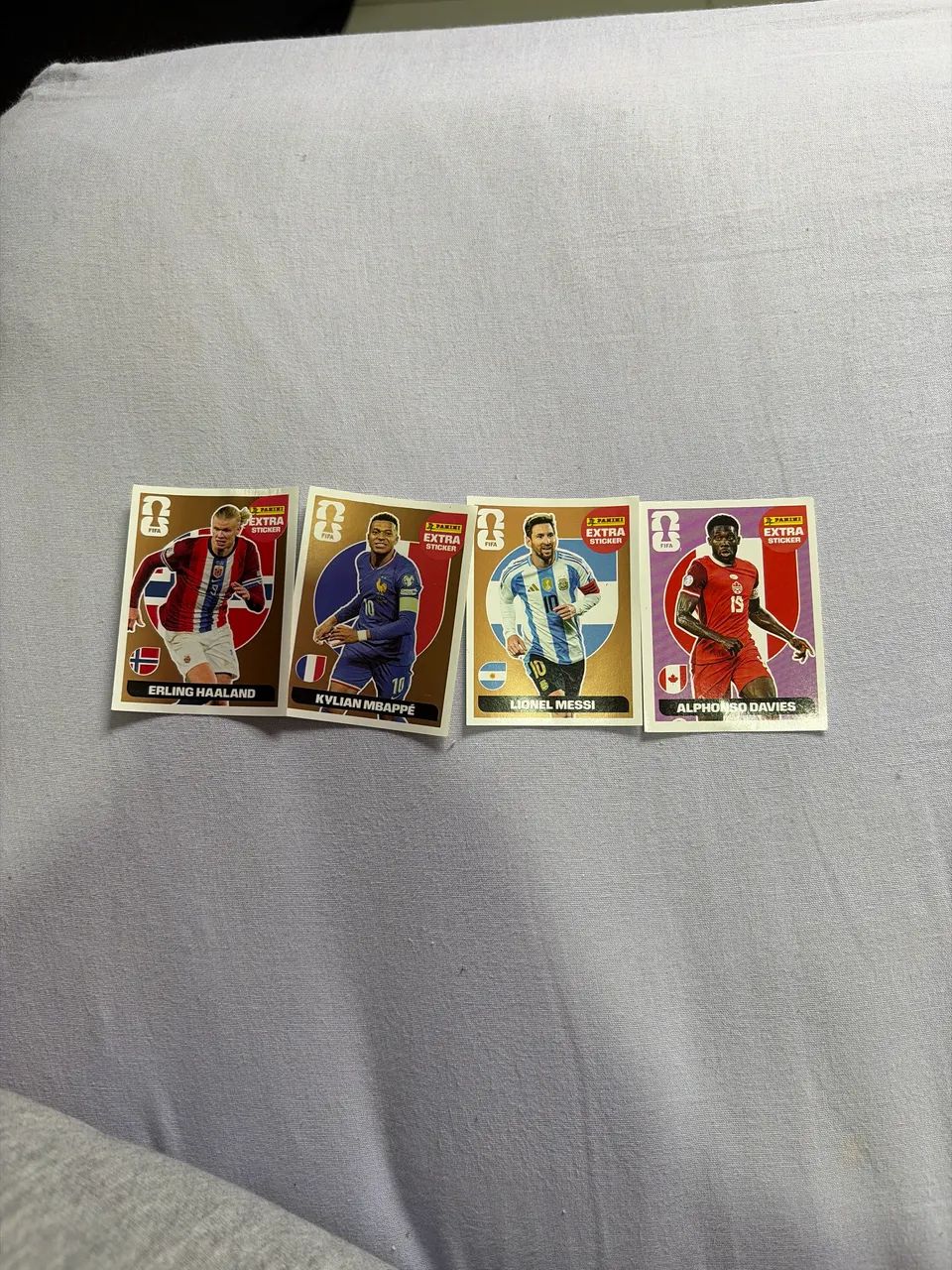 Kit 4 figurinhas e lendária copa Kylian Mbappe Messi Alphonso Davies e Erling Halland - Foto 2