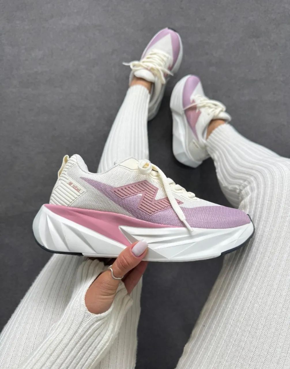 Tenis New balance Fuel Cell rebel Branco Rosa - Foto 2