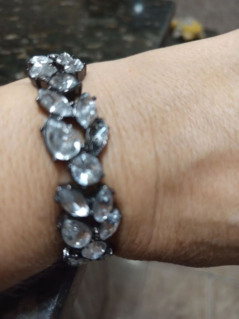 Bracelete em elástico com pedras 