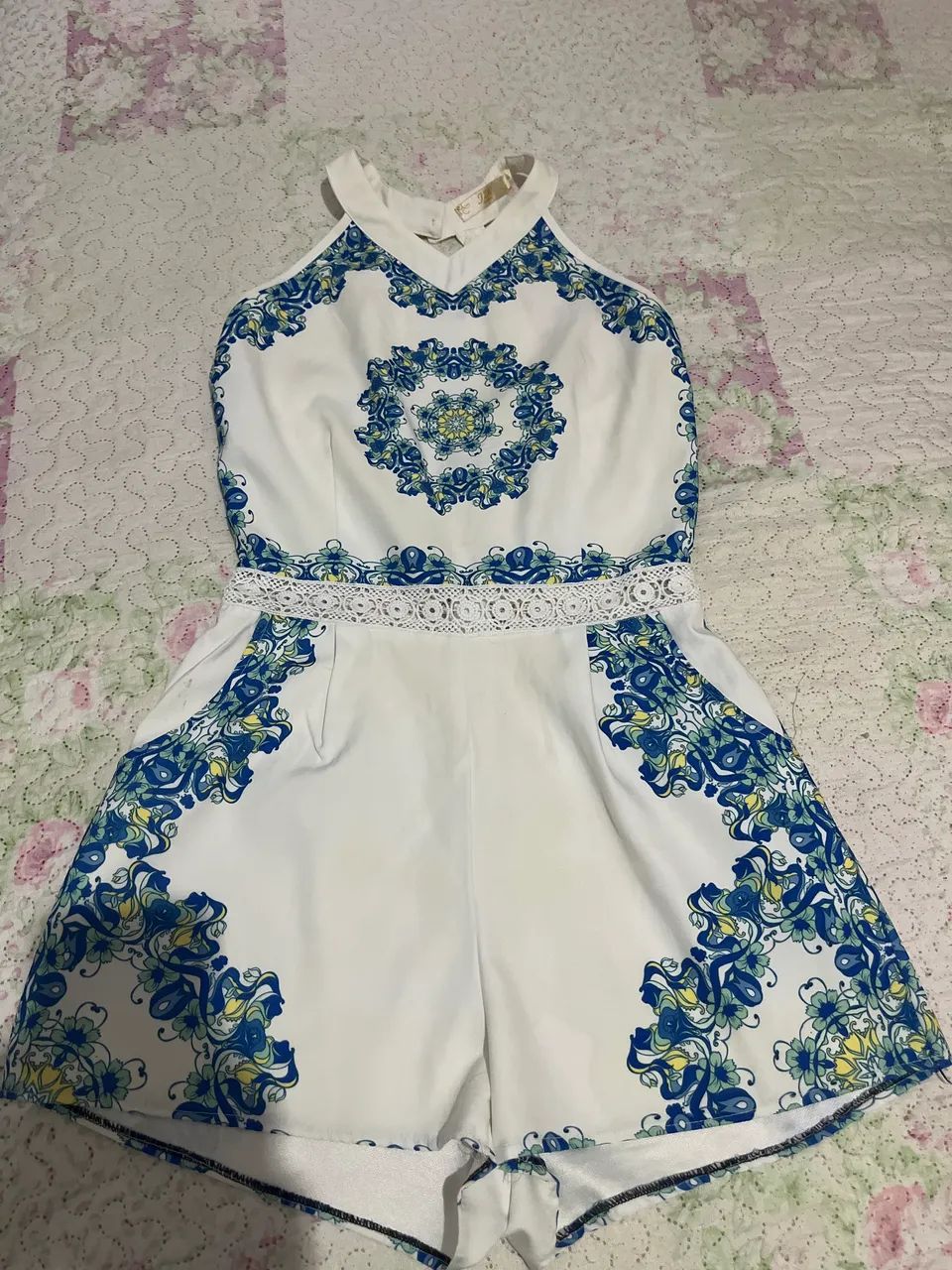 Macaquinho branco com detalhe em azul 