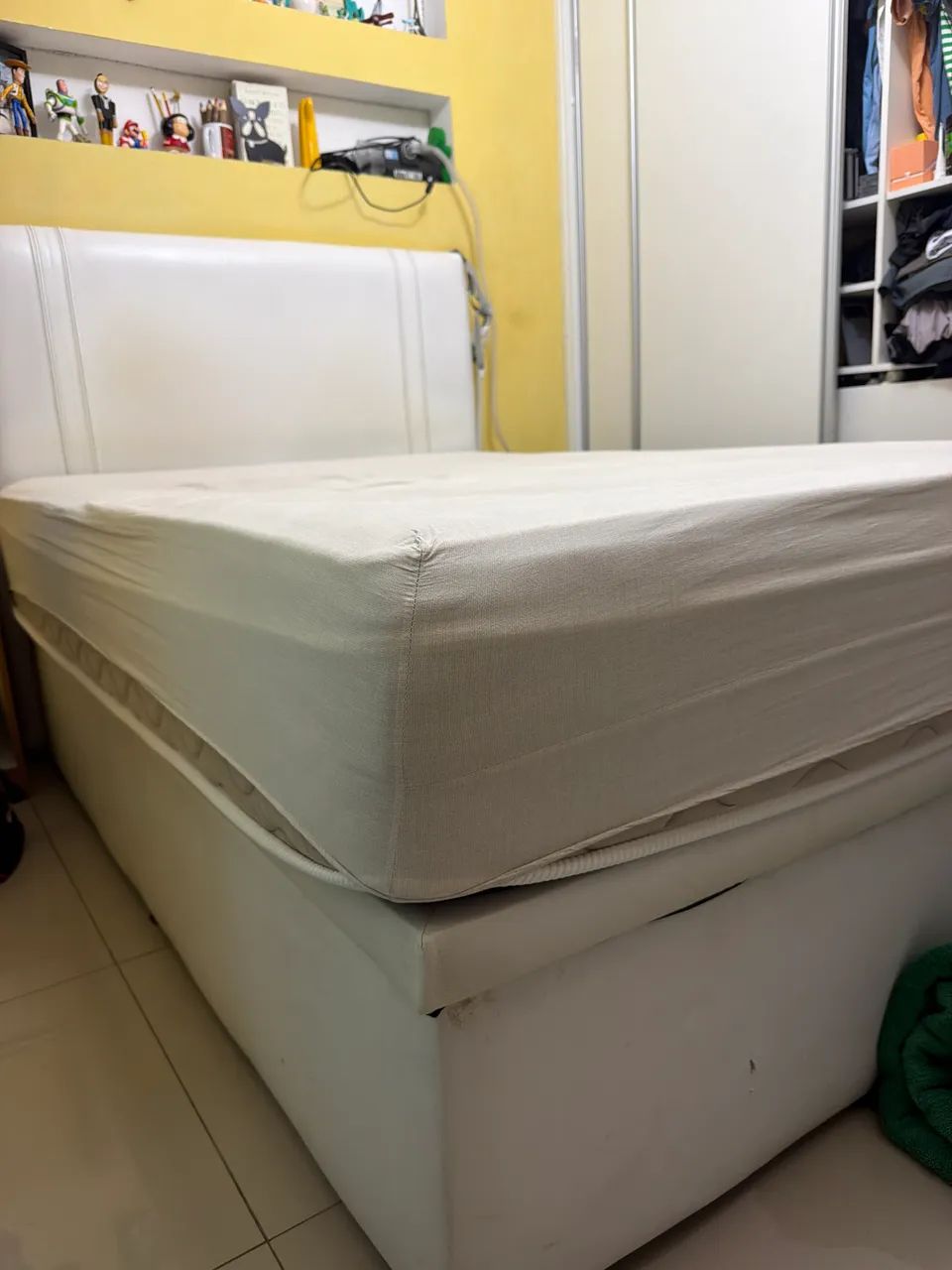 Vendo uma cama box casal completa com cabeceira e base  baú  - Foto 2