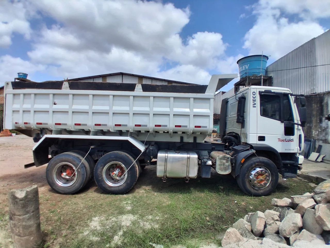 Caminhão iveco tector 