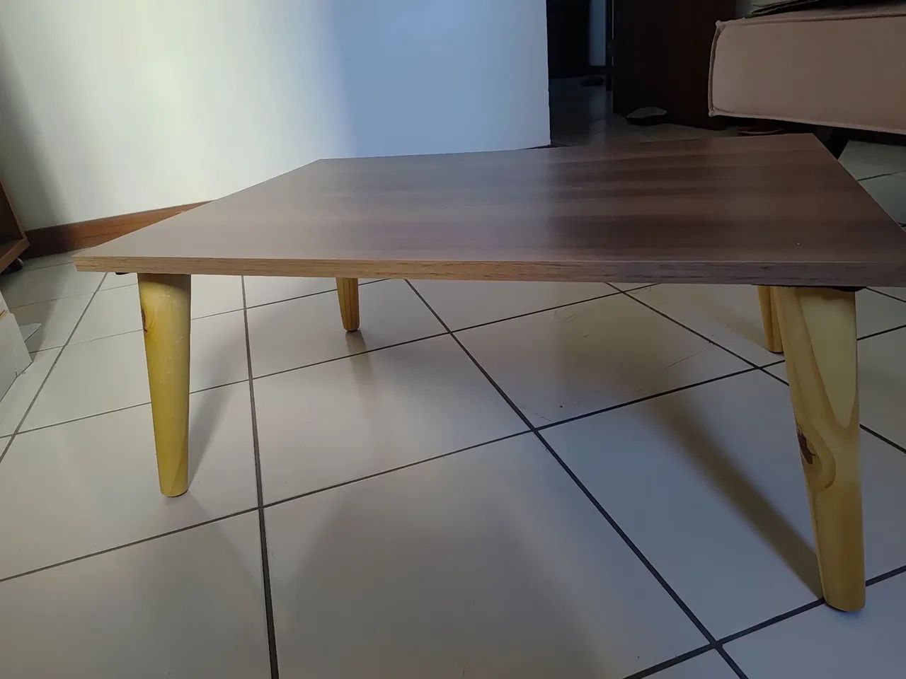 Linda mesa de centro pés madeira maciça e tampo MDF  - Foto 2