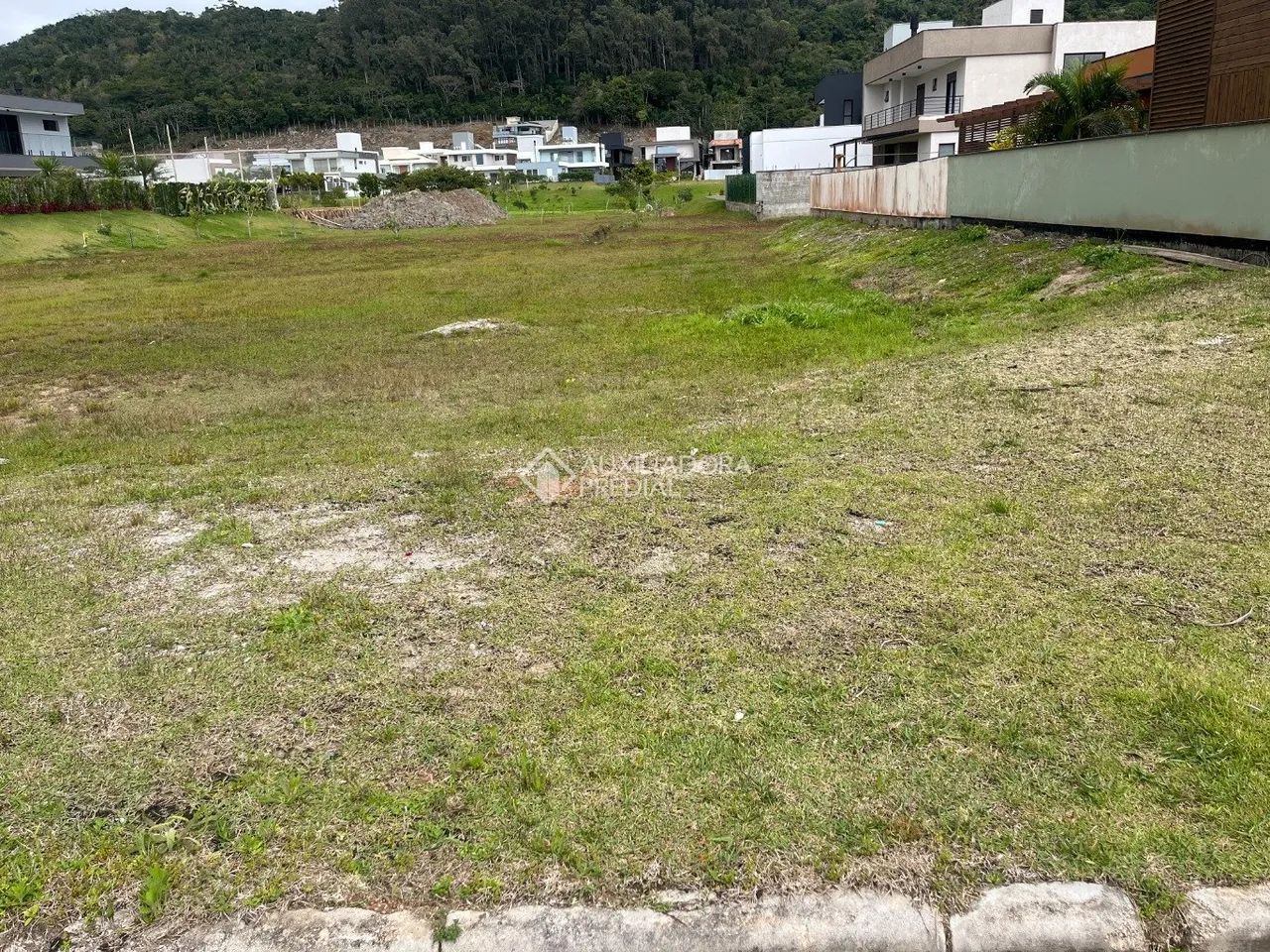 Terreno plano, posição solar leste, condonimio com area de lazer completa. - Foto 2
