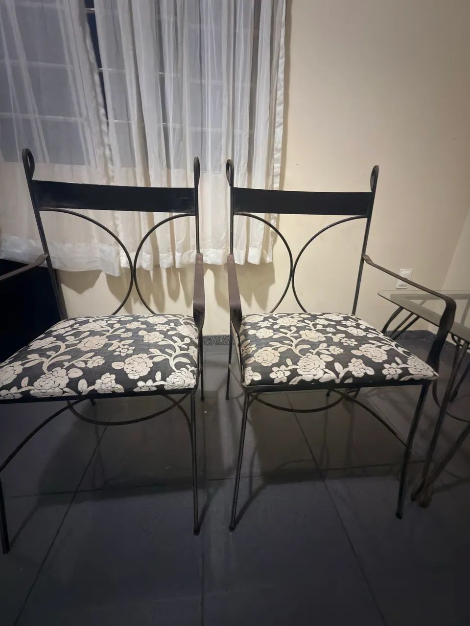 Conjunto com duas cadeiras e duas mesas  - Foto 4