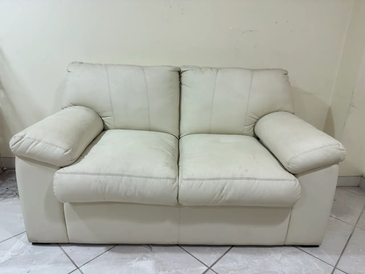 Sofá de 2 Lugares em courino