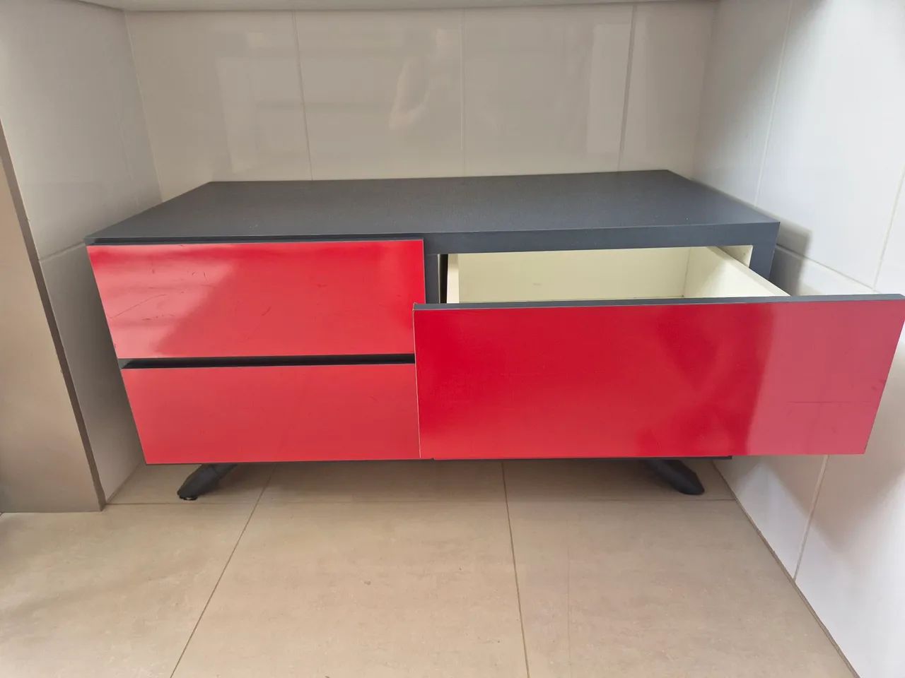 Móvel de madeira e mdf azul e vermelho com 4 gavetas - Foto 4