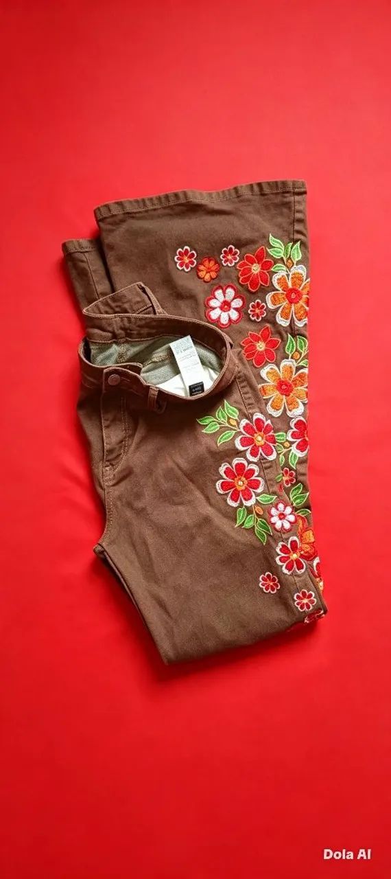 Calça jeans boca de cino bordado GG