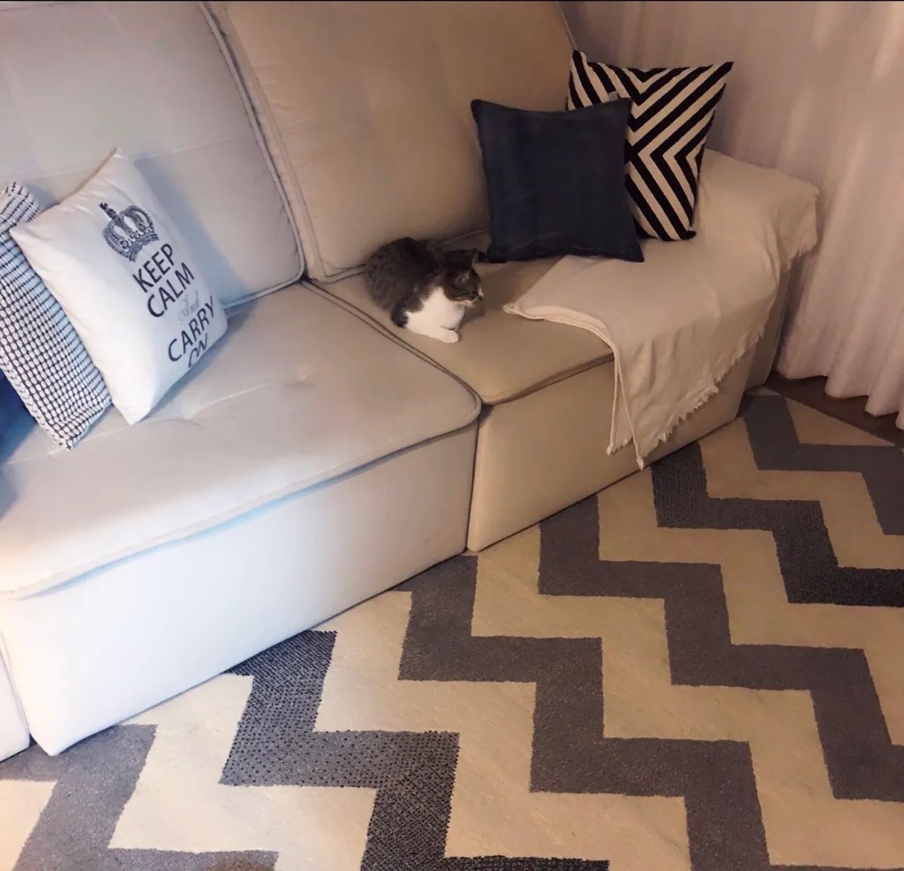 Sofá 2,5 m em suede Off white  - Foto 4