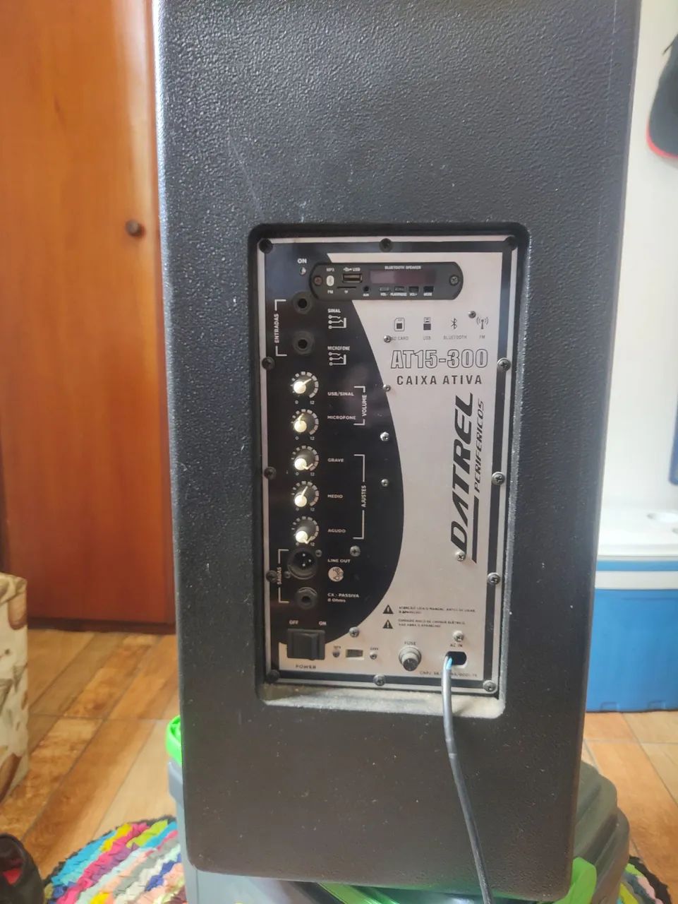 Caixa de som profissional com dois microfone e uma mesa de som profissional 