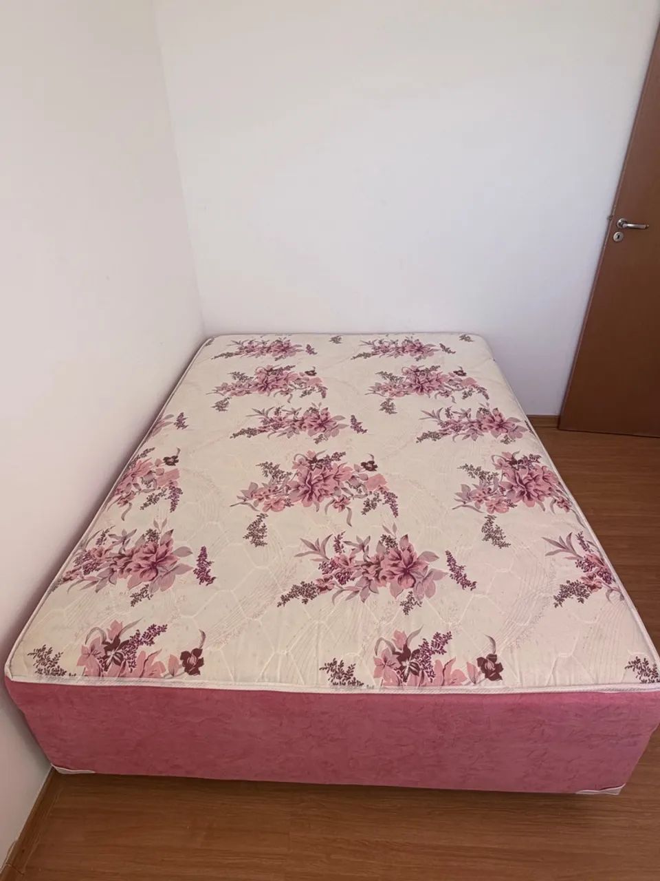 Cama de casal seminova 