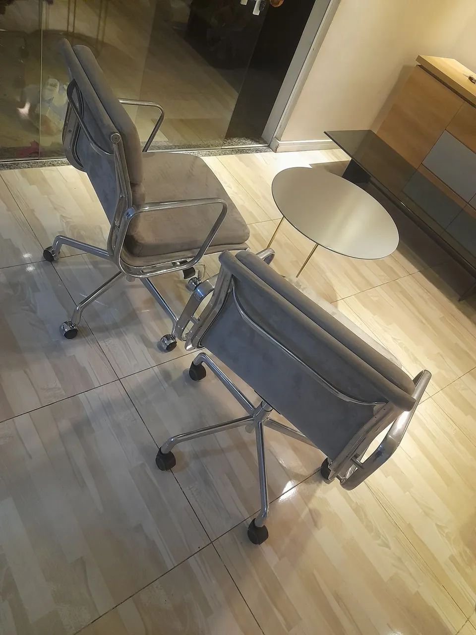 Cadeira giratória na cor cinza com mesa redonda  - Foto 4