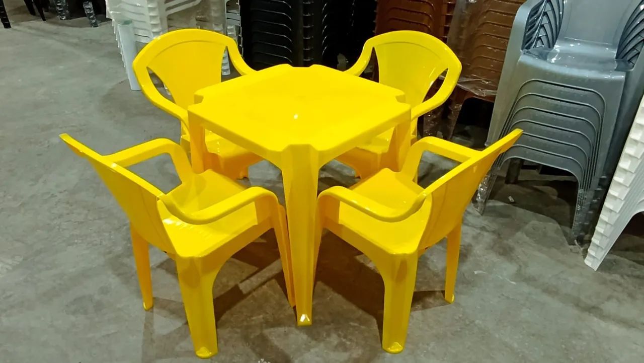 Jogo de mesa e cadeiras plástica cor amarela - Foto 2