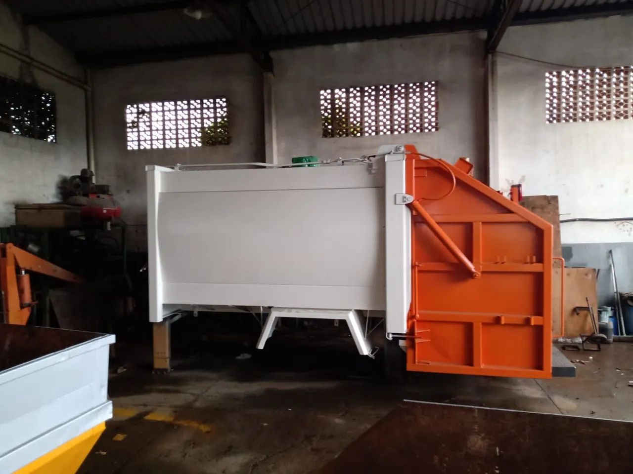 Coletor compactador de lixo - Foto 2