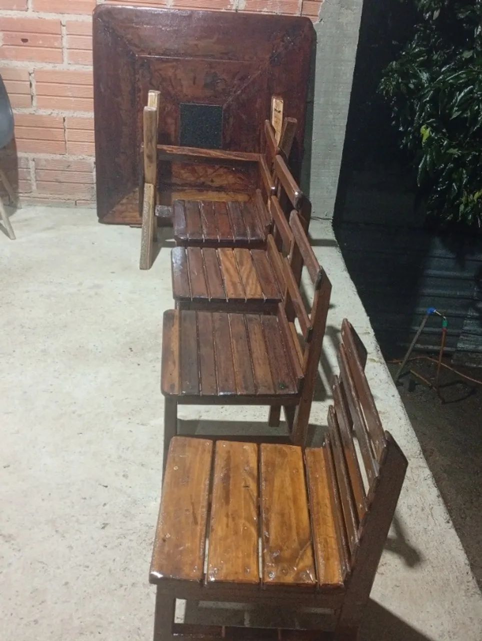Mesa de madeira maciça com 4 cadeiras maciça  - Foto 5