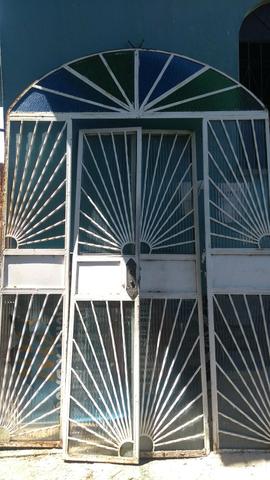 Porta de ferro colonial