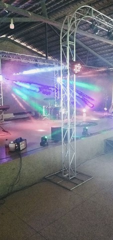 Aluguel som palco e iluminação.
