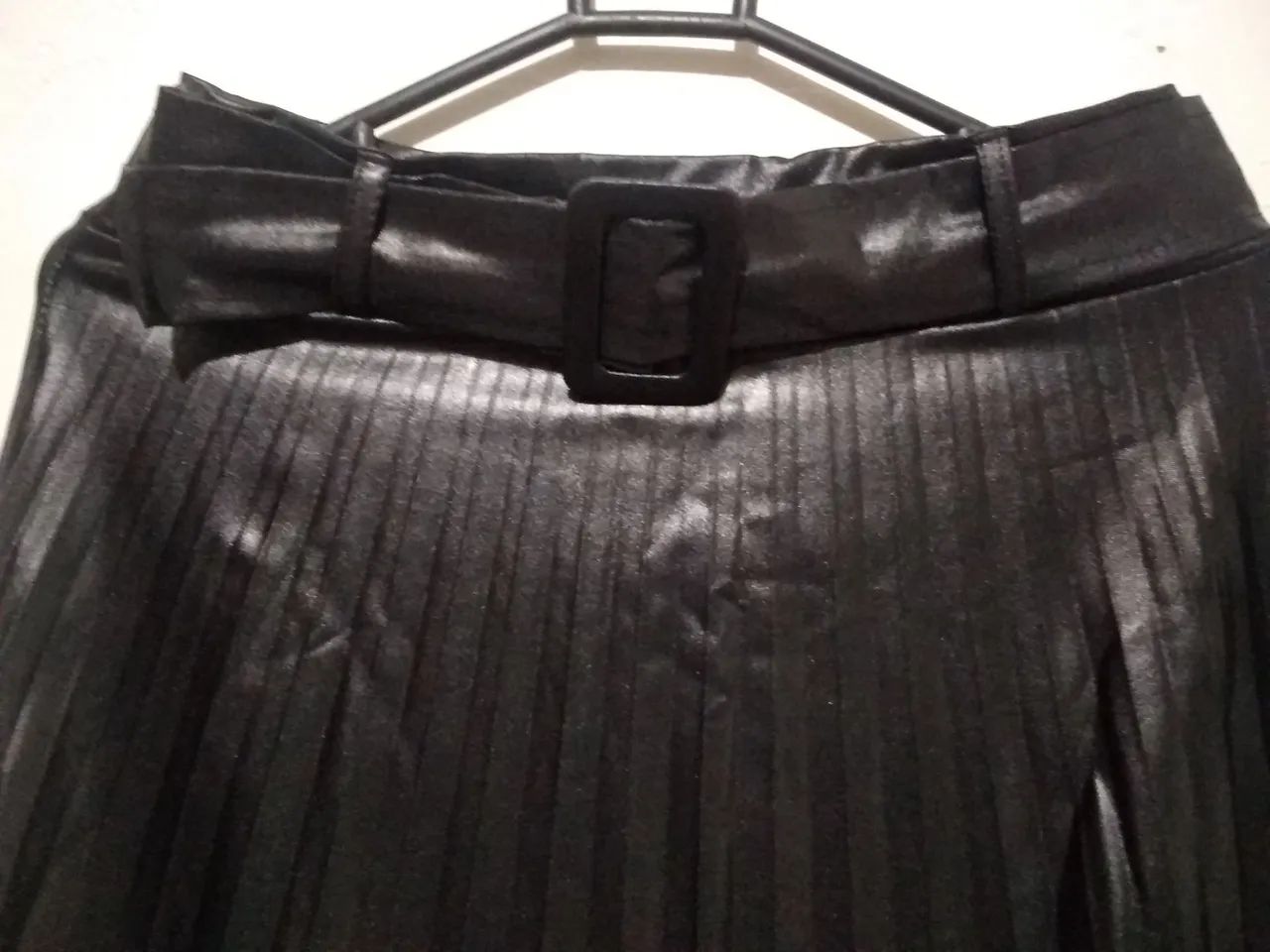 Saia Midi cirrê preto com cinto - Foto 2