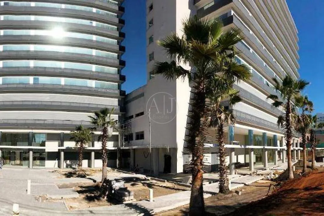 Sala comercial no Unique Business Center, andar alto, sol ao lado do shopping, + 1 vaga ga