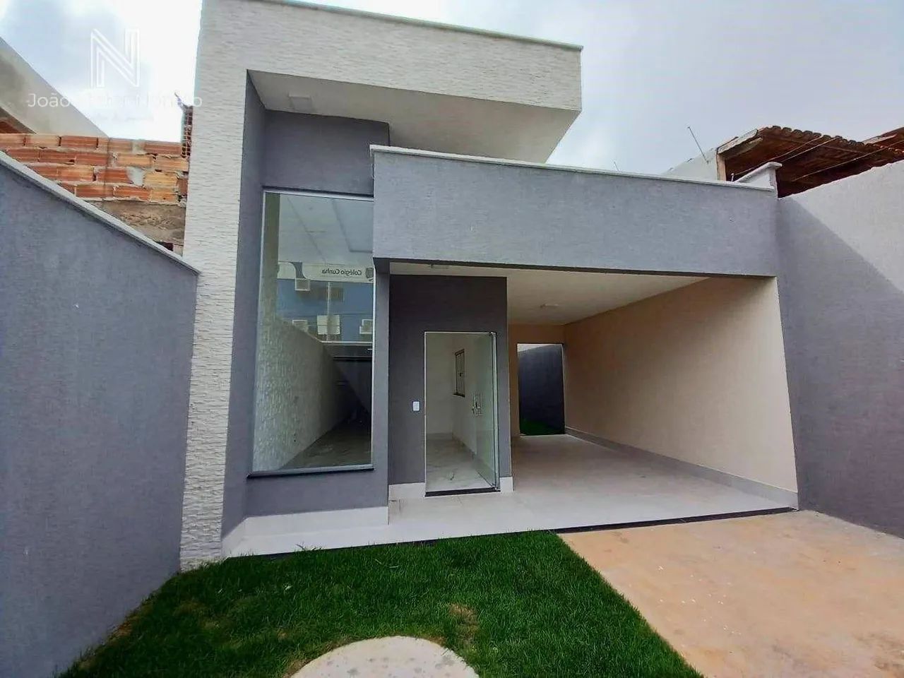Casa no Garavelo Park - Aparecida de Goiânia com 3 quartos e sala pé direito duplo!