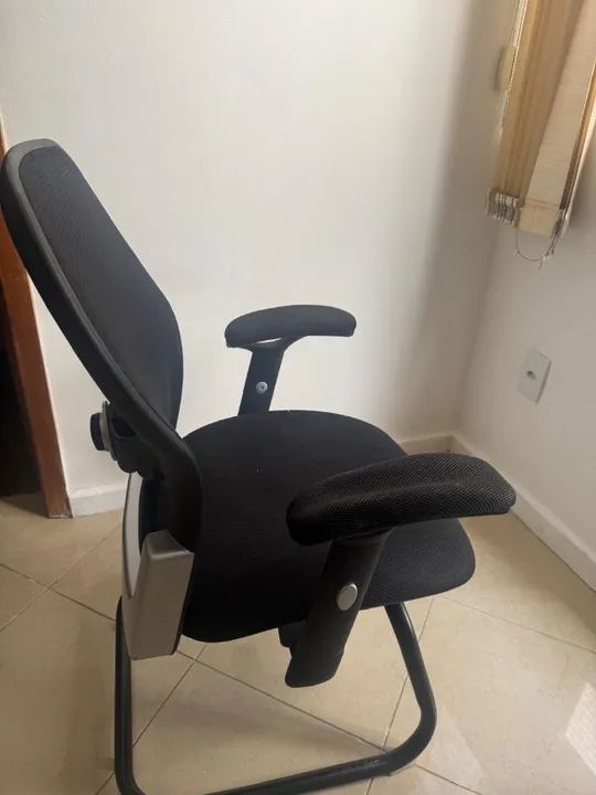 uma cadeira EXECUTIVO com braços na cor preta para escritório - Foto 2