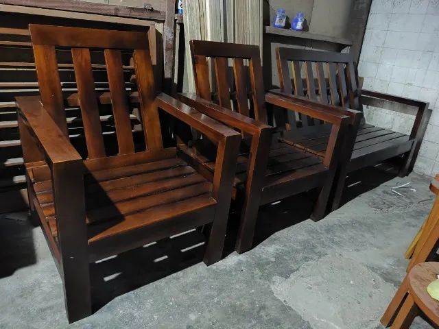 Conjunto de 1 sofá de dois lugares + 2 poltronas de madeira maciça