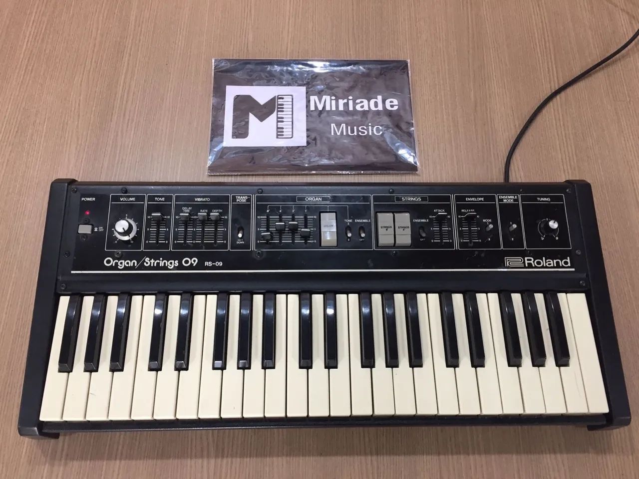 Sintetizador Vintage Organ/Strings Machine Roland RS-09 - 1982