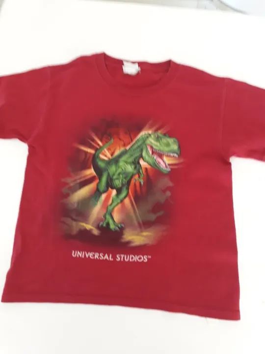 Camiseta Infantil Universal Studios -Vermelha - Tema Dinossauros-tam P - Usada - ótima - Foto 2