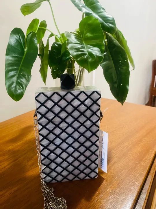 Bolsa de mão branca com detalhes em preto - Foto 3