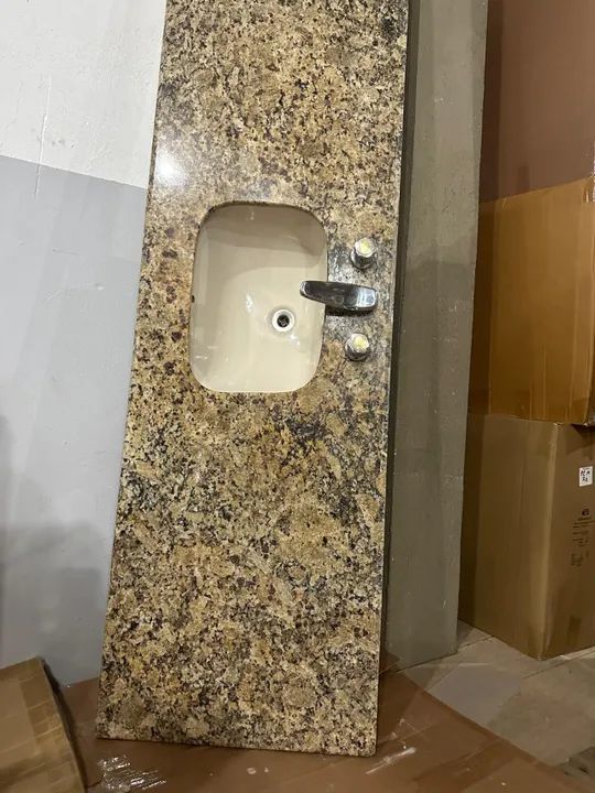 Pia para banheiro grande com tampo de granito de alto padrão, cuba incepa, misturador deca - Foto 2