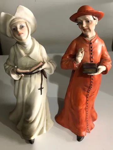 Porcelanas religiosas freira e padre Capodimonte  - Foto 2