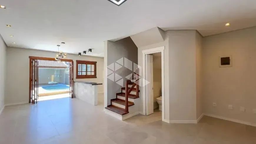 Casa com 3 suítes desocupada com piscina no Guarujá em Porto Alegre - Foto 3