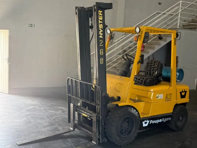 Empilhadeira HYSTER Completa - GÁS - Torre 4,20 metros | 2,5 ton