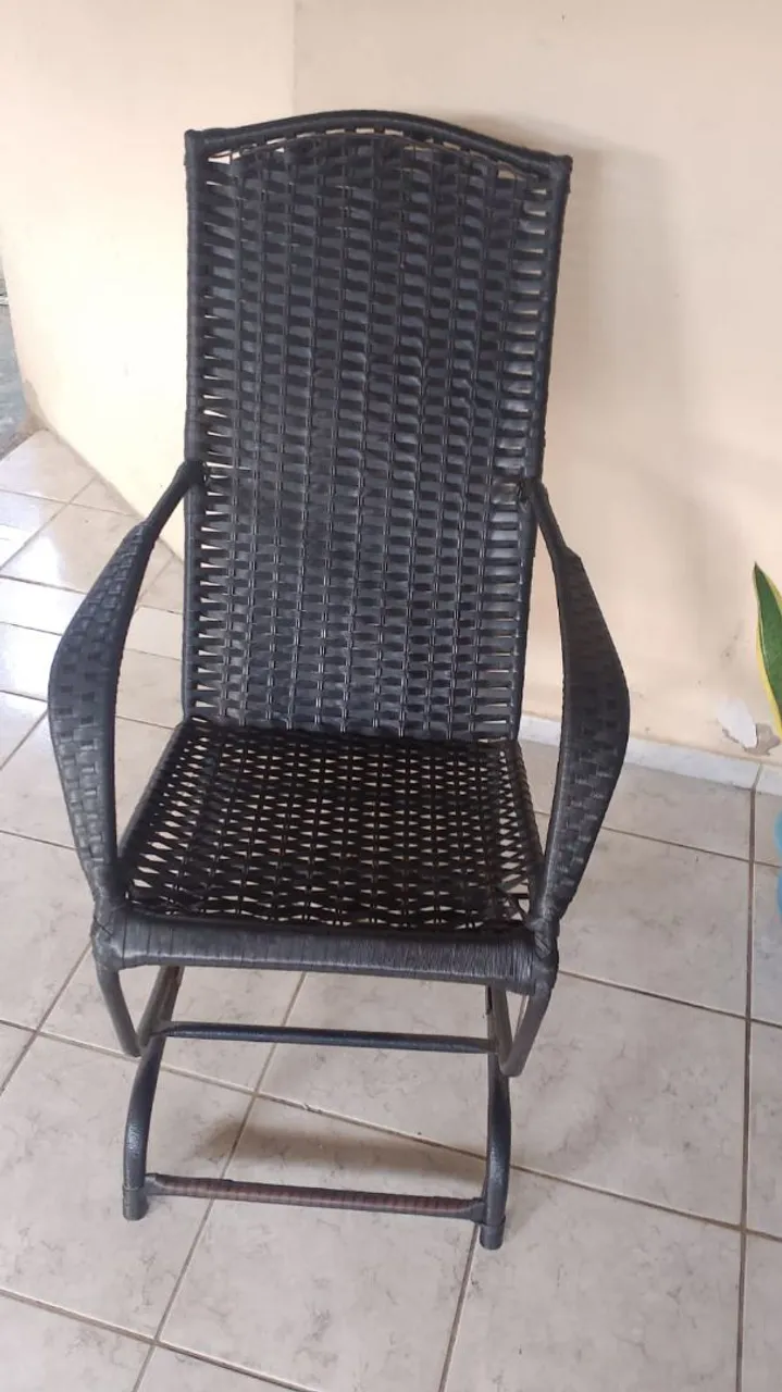 Cadeira de balanço em fibra sintética preta