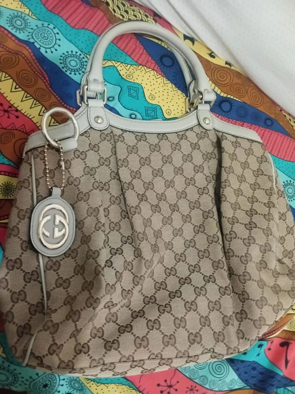 Bolsa Gucci Sukey GG Supreme e verniz bege