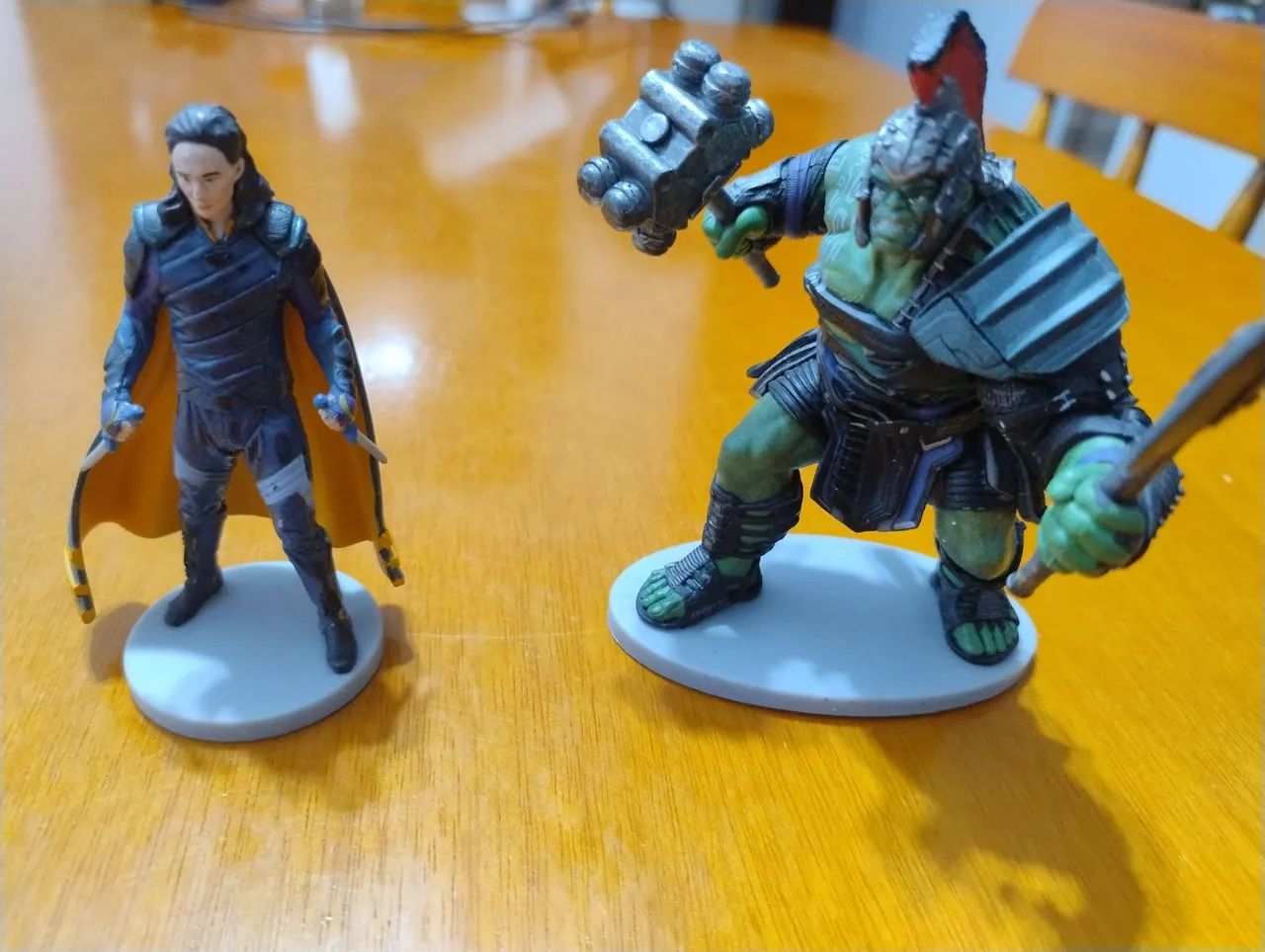 Bonecos Loki e Hulk - Coleção Marvel