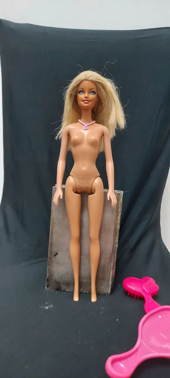 Boneca Barbie Vintage com colar Rosa - Foto 2