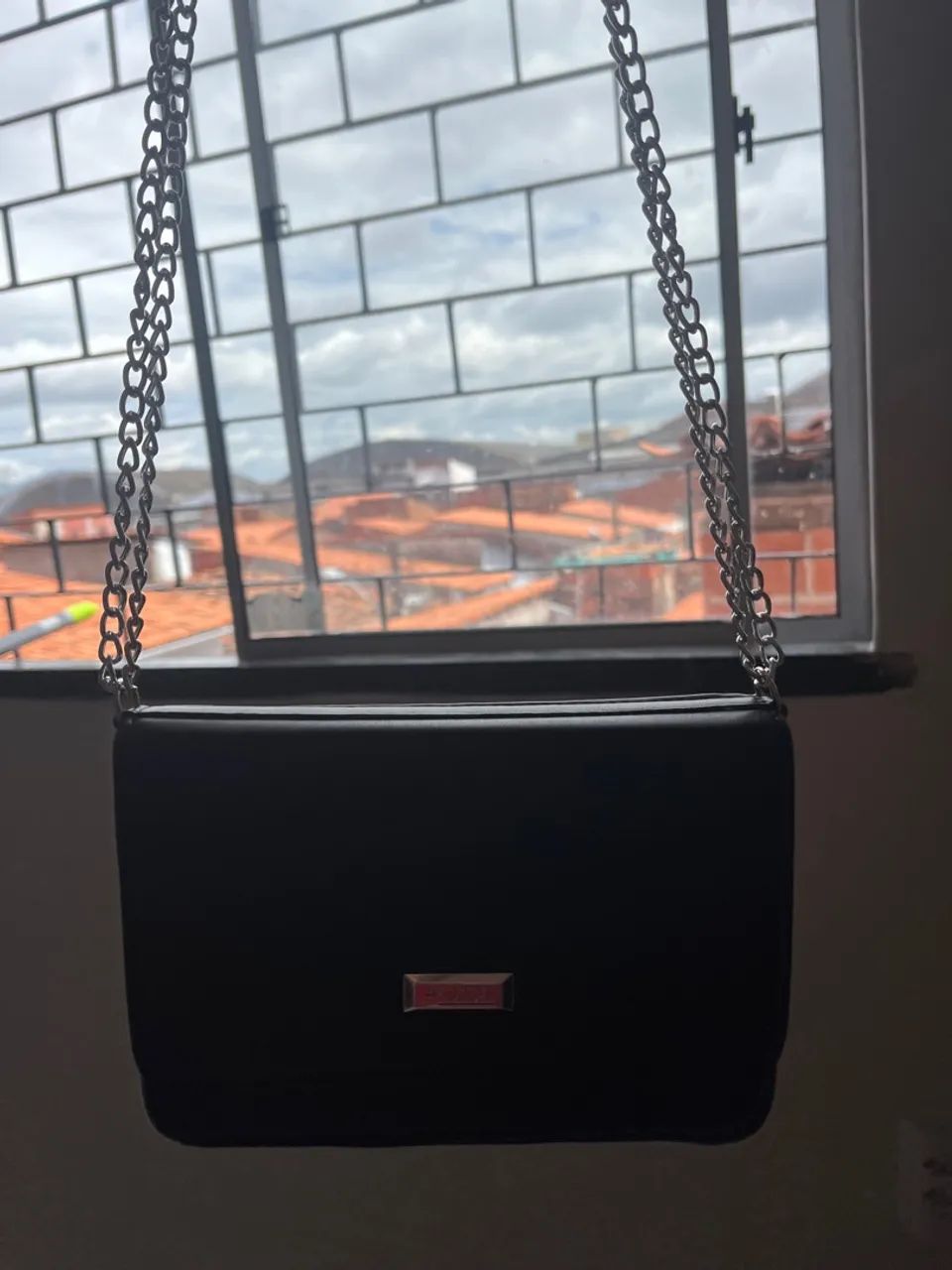 Bolsa preta com corrente. - Foto 2
