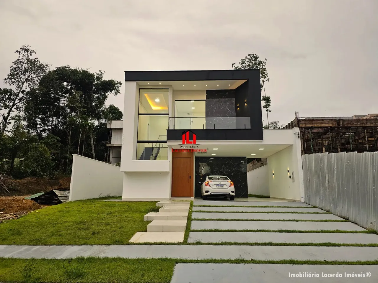 Casa Duplex Alphaville 4/ 4 Suítes s 3 suítes com Closet e Varandas/ Piscina/ 04 Vagas