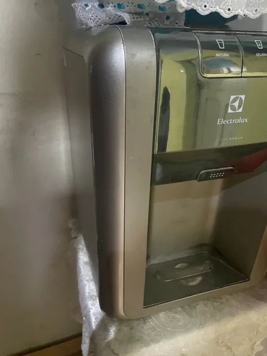 Bebedouro Electrolux com água natural e gelada - Foto 4