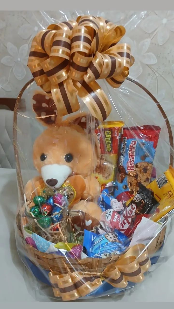 Cesta de Páscoa com coelhinho de pelúcia e guloseimas - Foto 4