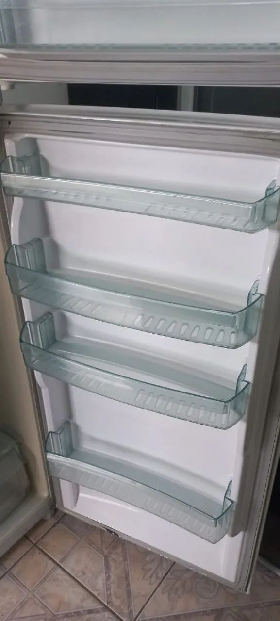 Geladeira Brastemp frosf fee 324 litros 110v em bom estado e com garantia  - Foto 5
