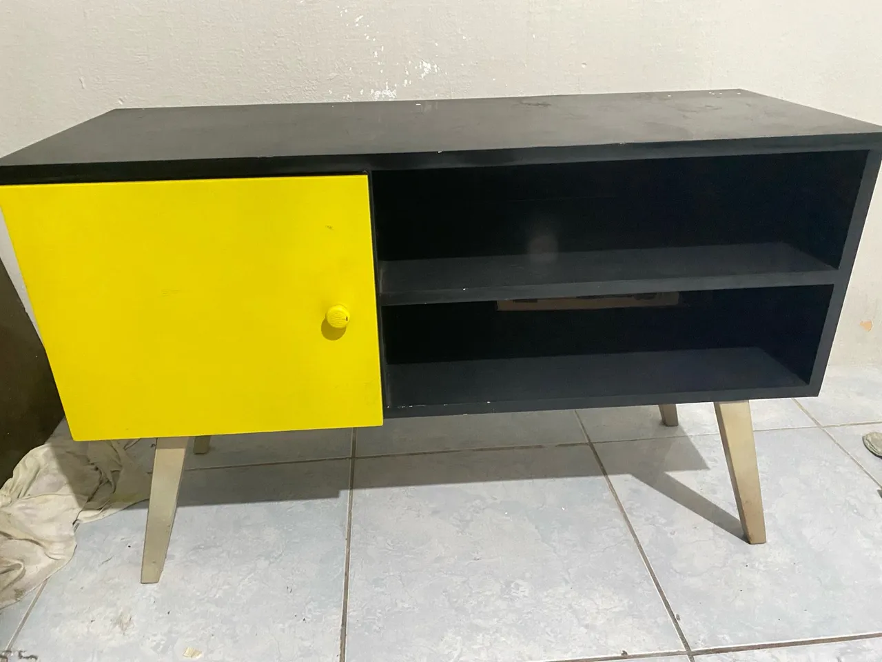 Rack moderno com porta amarela