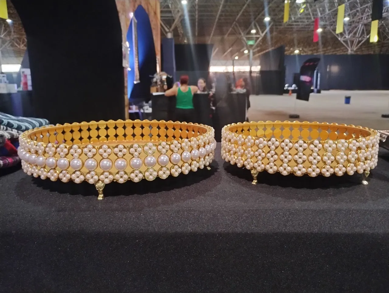 Duas Elegantes Bandejas Decorativas Douradas com Pérolas